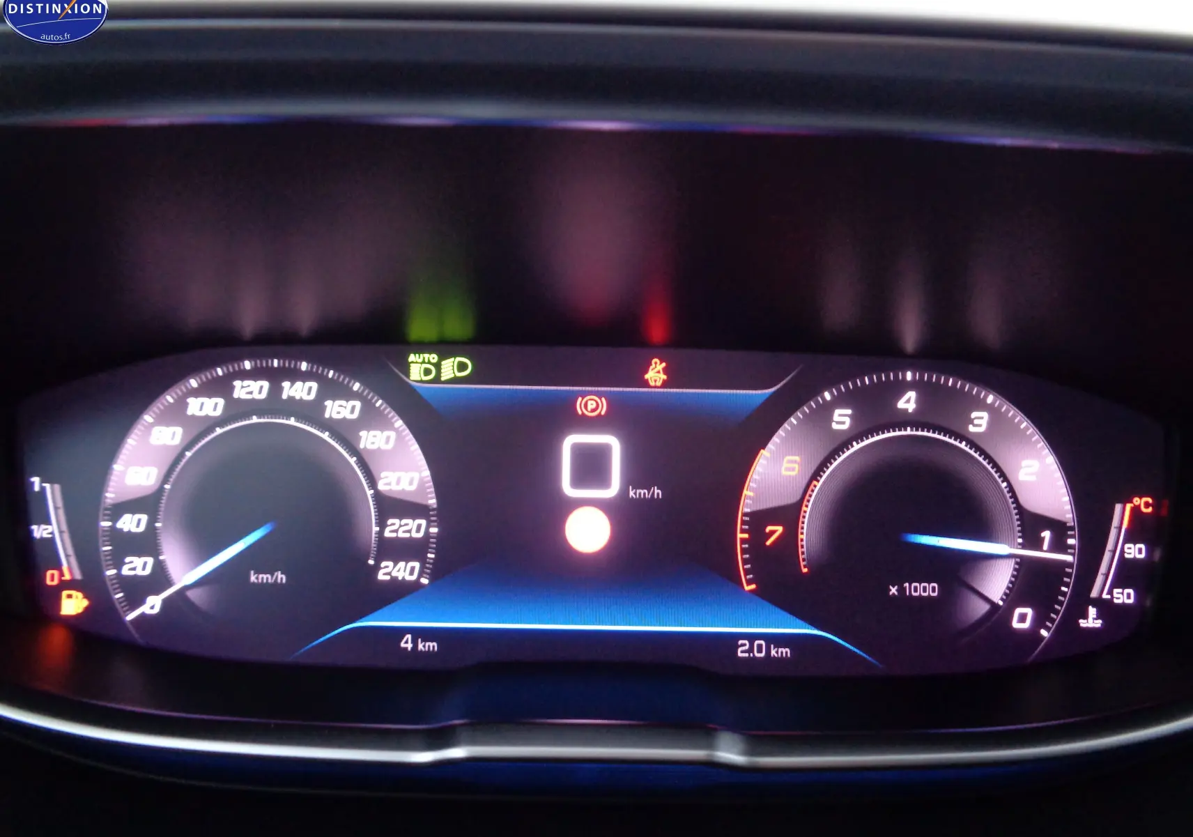 Tableau de bord numérique du Peugeot 3008 2023 affichant vitesse, compte-tours et jauges dans un éclairage bleu et blanc.