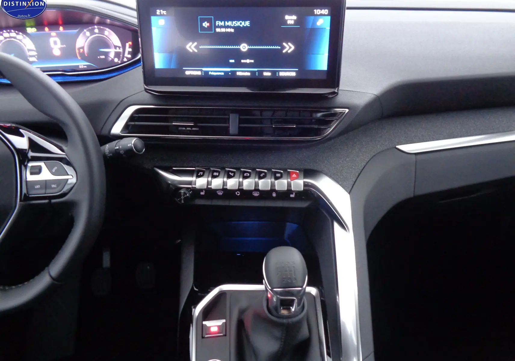 Vue intérieure du tableau de bord et console centrale du Peugeot 3008 noir métal 2023, avec écran tactile et boîte manuelle.