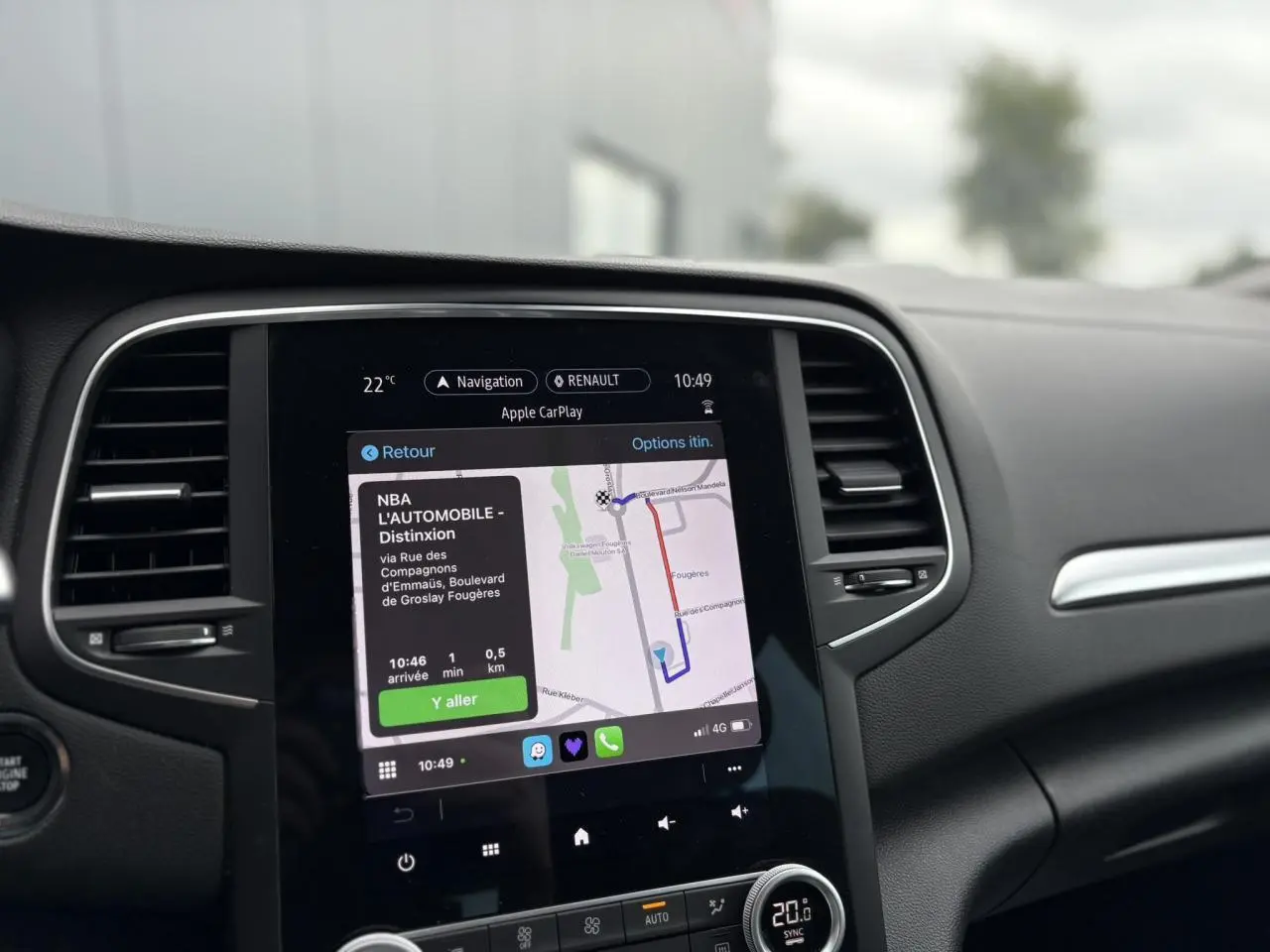 Vue rapprochée de l'écran tactile 9,3" du GPS EasyLink dans l'habitacle de la Renault Megane Break gris Highland.