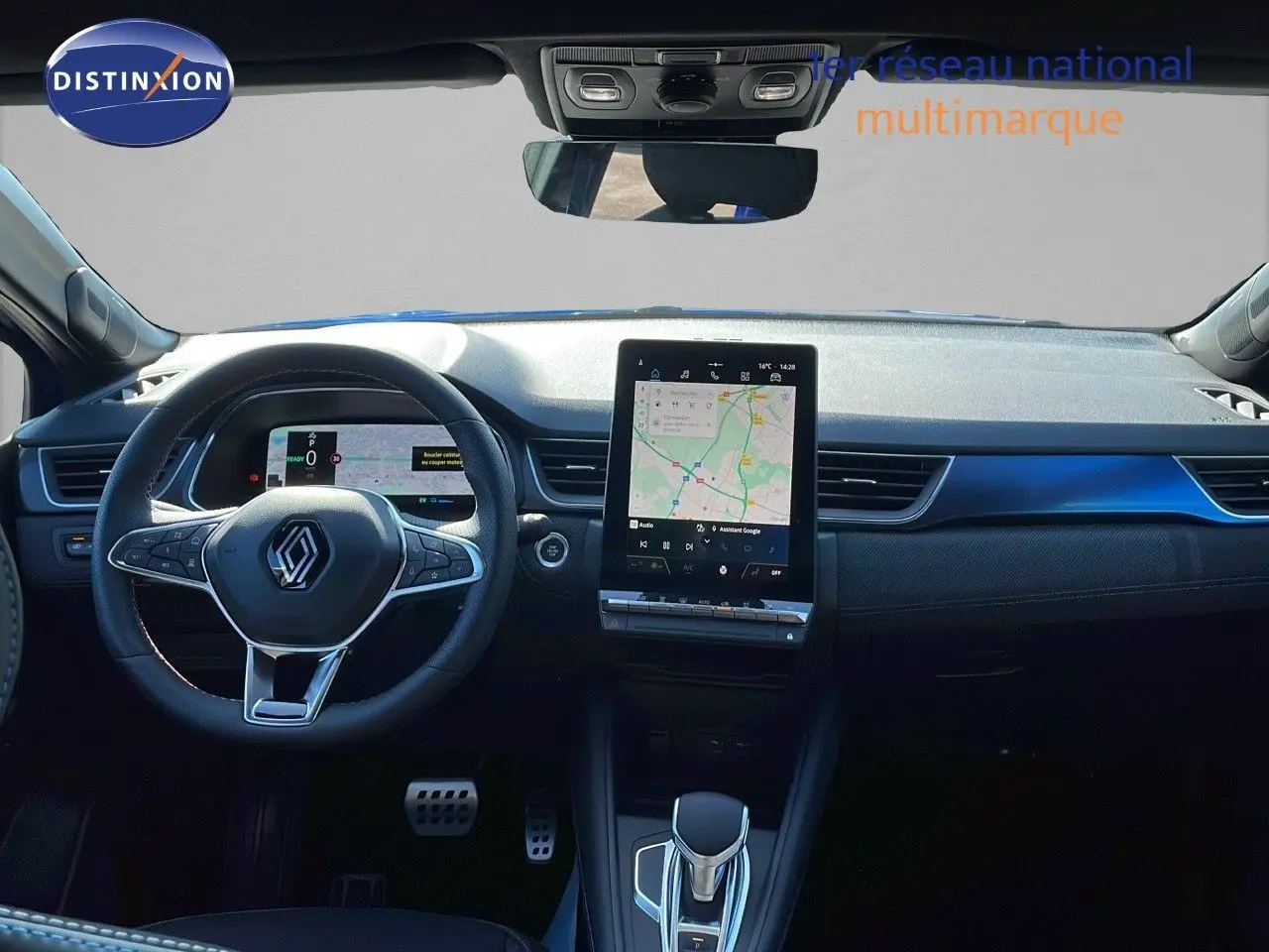 Vue intérieure frontale du tableau de bord du Renault Captur E-Tech hybride 2025 avec écran tactile et volant multifonction noir.