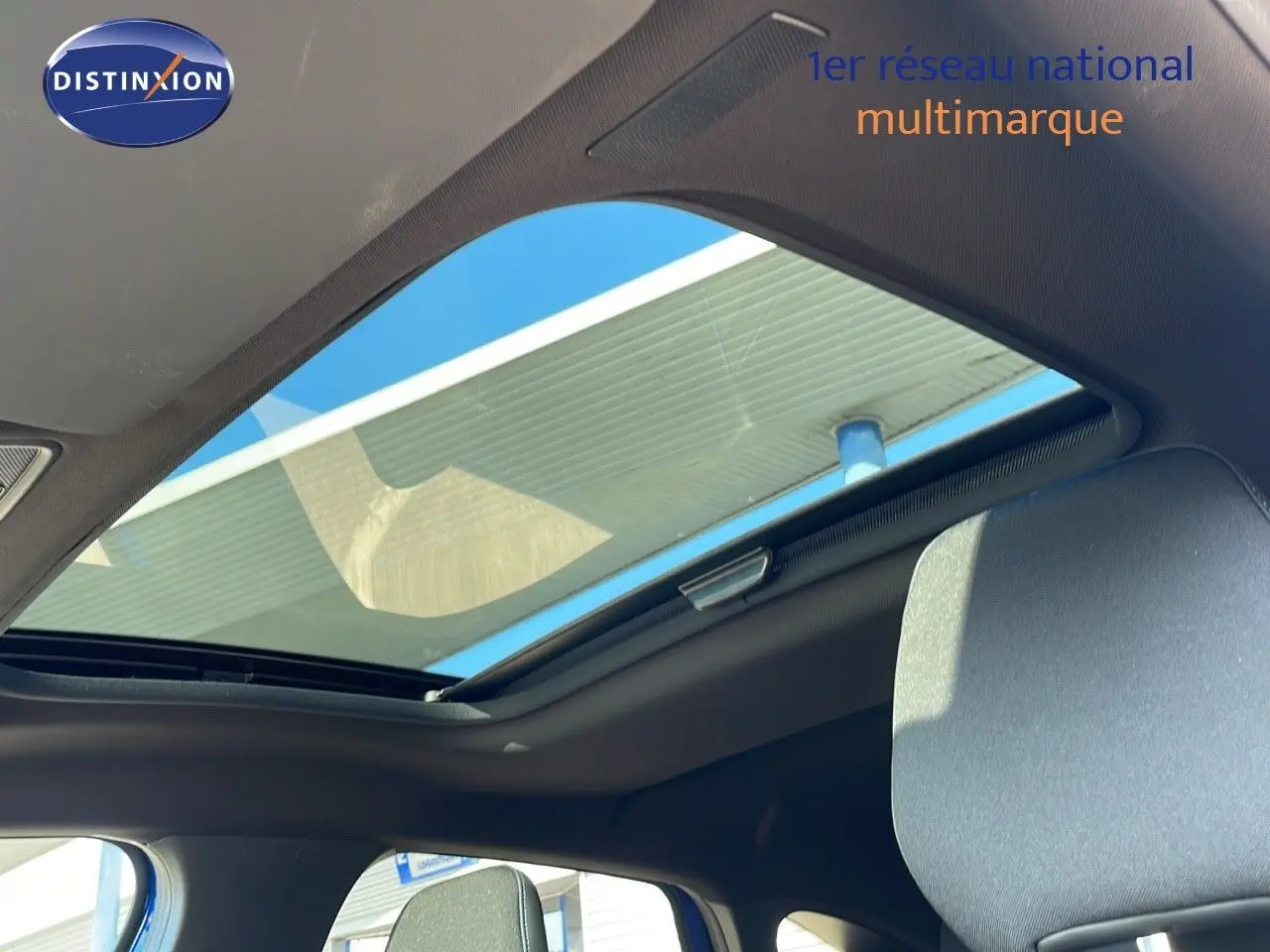 Toit panoramique ouvert vu de l'intérieur côté conducteur du Renault Captur bleu Iron Metal 2025 finition Esprit Alpine.
