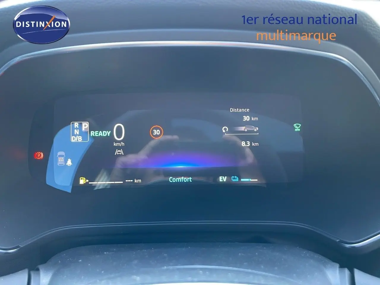 Tableau de bord numérique du Renault Captur E-Tech Hybrid 2025 affichant vitesse, mode confort et autonomie électrique.