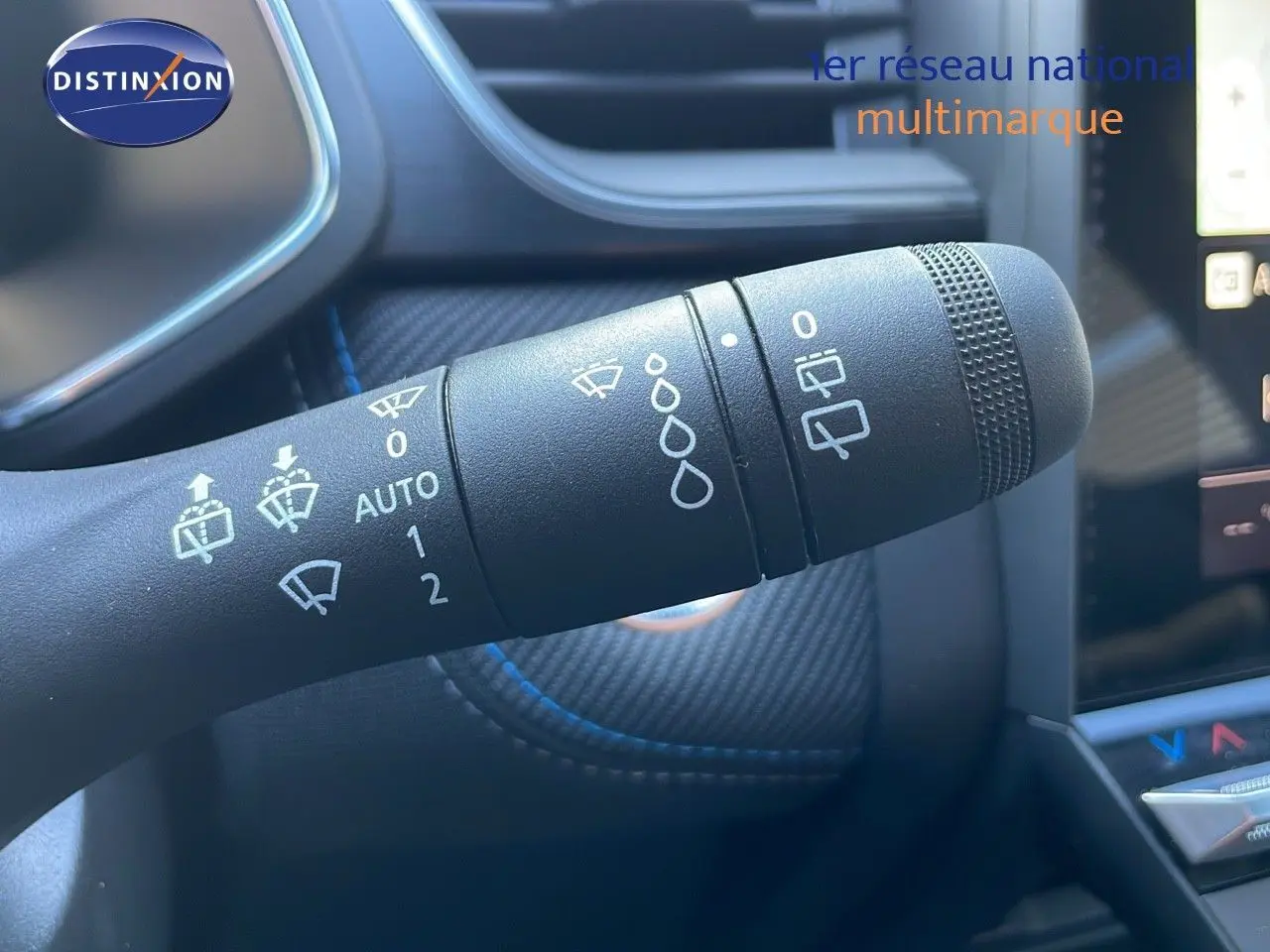 Gros plan sur la commande des essuie-glaces dans l'habitacle du Renault Captur E-Tech hybride 2025.