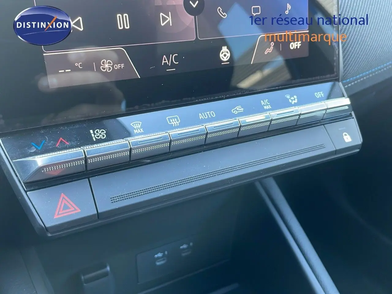 Gros plan sur la console centrale du Renault Captur E-Tech hybride 2025, montrant les commandes climatisation et écran tactile.