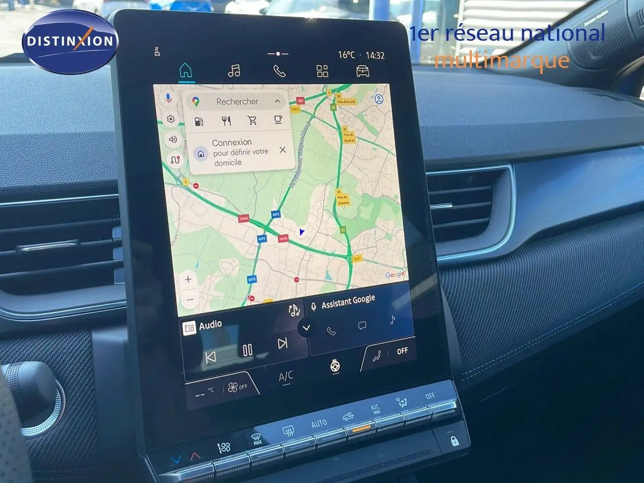 Écran tactile central avec navigation Google Maps dans l'habitacle du Renault Captur E-Tech hybride 2025 bleu iron metal.