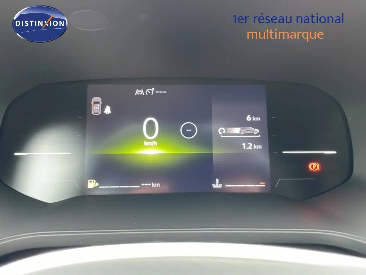 Tableau de bord numérique du Renault Captur 2025 affichant la vitesse à 0 km/h, vu de face en intérieur.