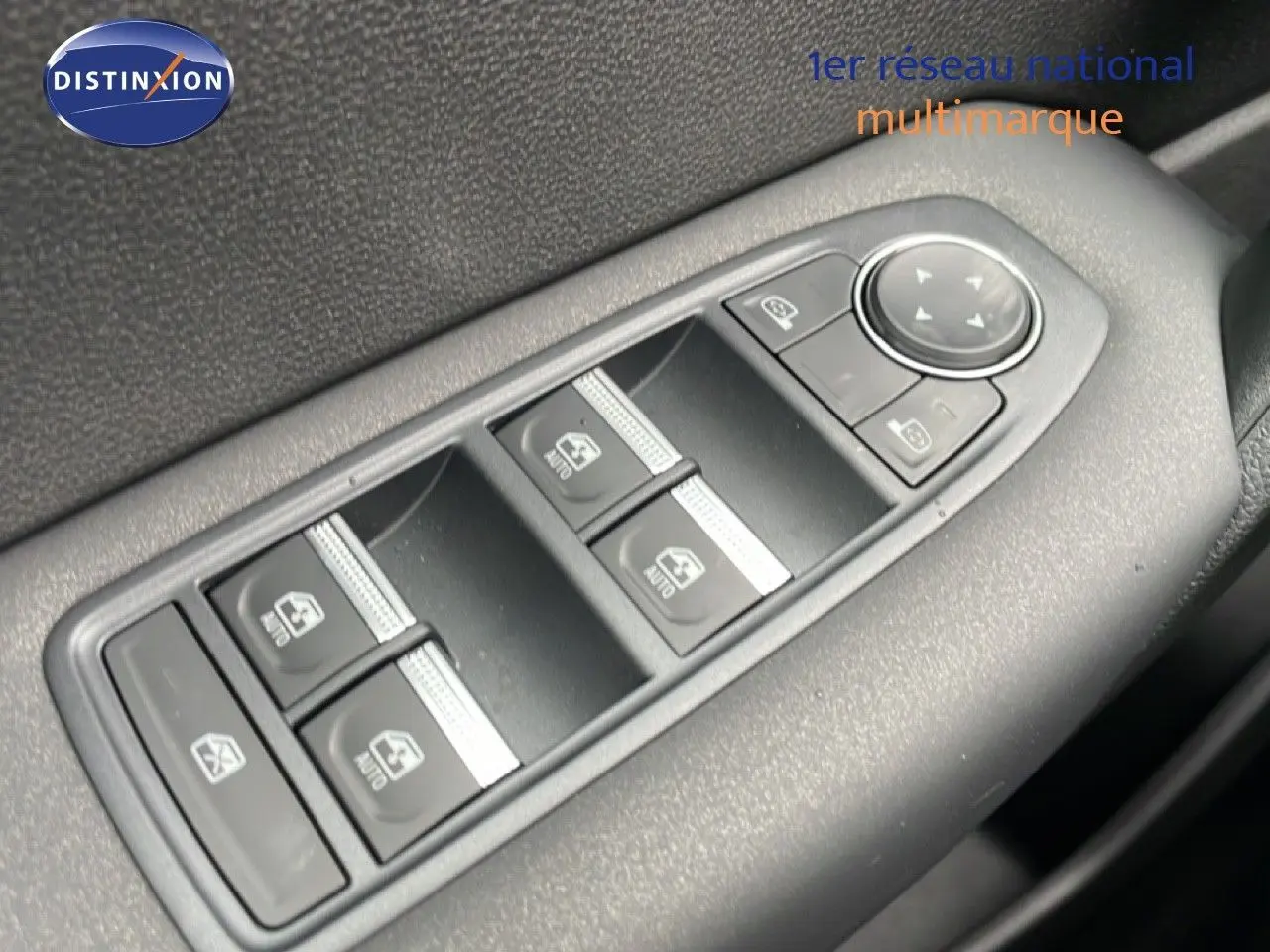 Gros plan sur les commandes des vitres électriques côté gauche du Renault Captur noir étoile métal, version 2025.