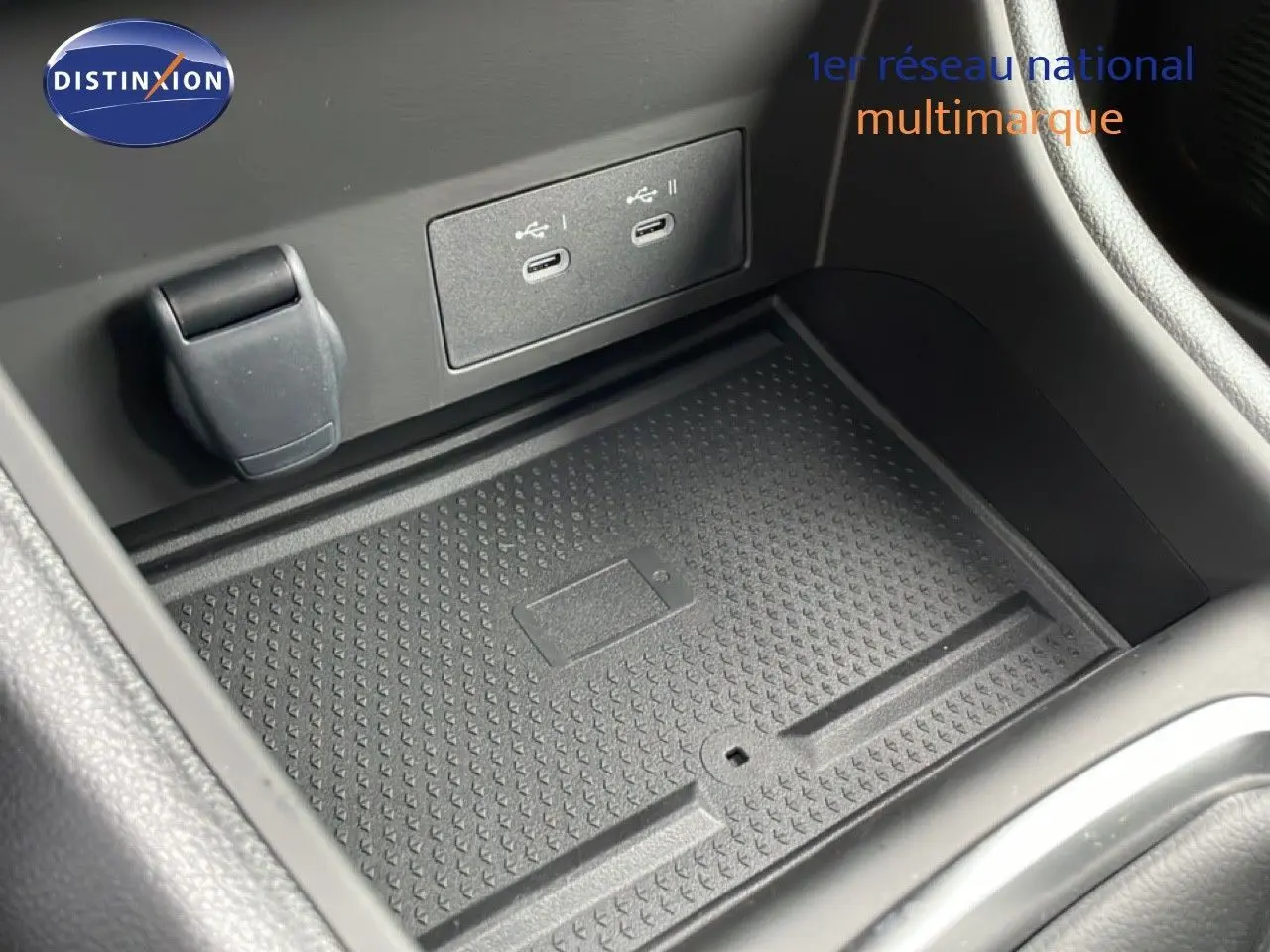 Détail de la console centrale du Renault Captur 2025 noir étoile métal, montrant les ports USB et un espace de rangement.