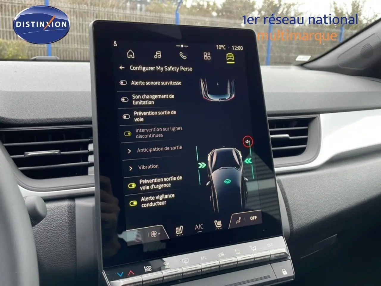 Vue intérieure du tableau de bord du Renault Captur 2025, écran tactile affichant les aides à la conduite.