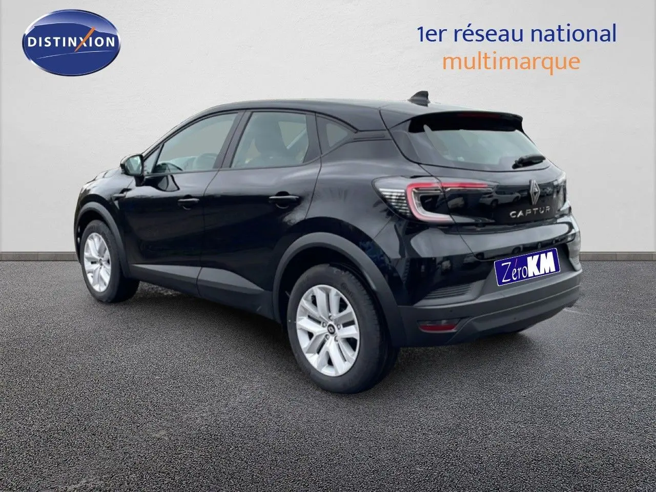 Vue 3/4 arrière droite d'un Renault Captur noir étoile métal 2025 avec feux arrière LED et jantes argentées.
