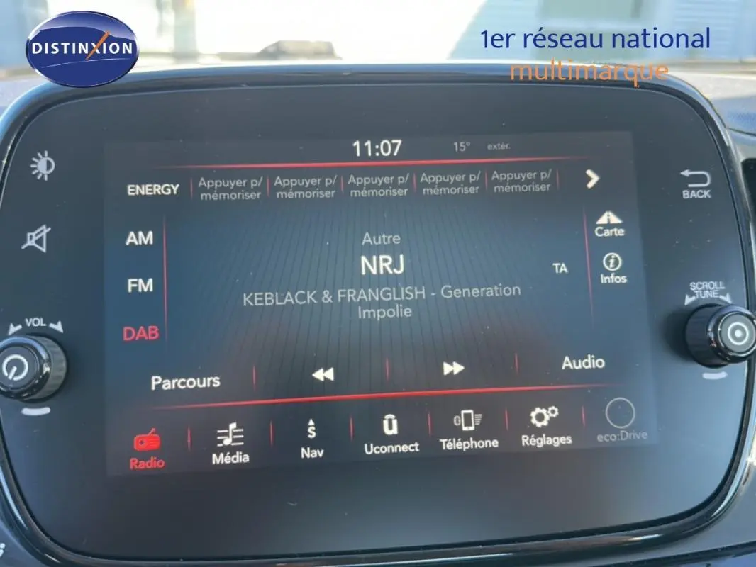 Écran tactile central de la Fiat 500 noire 2016, affichant la radio NRJ en mode DAB.