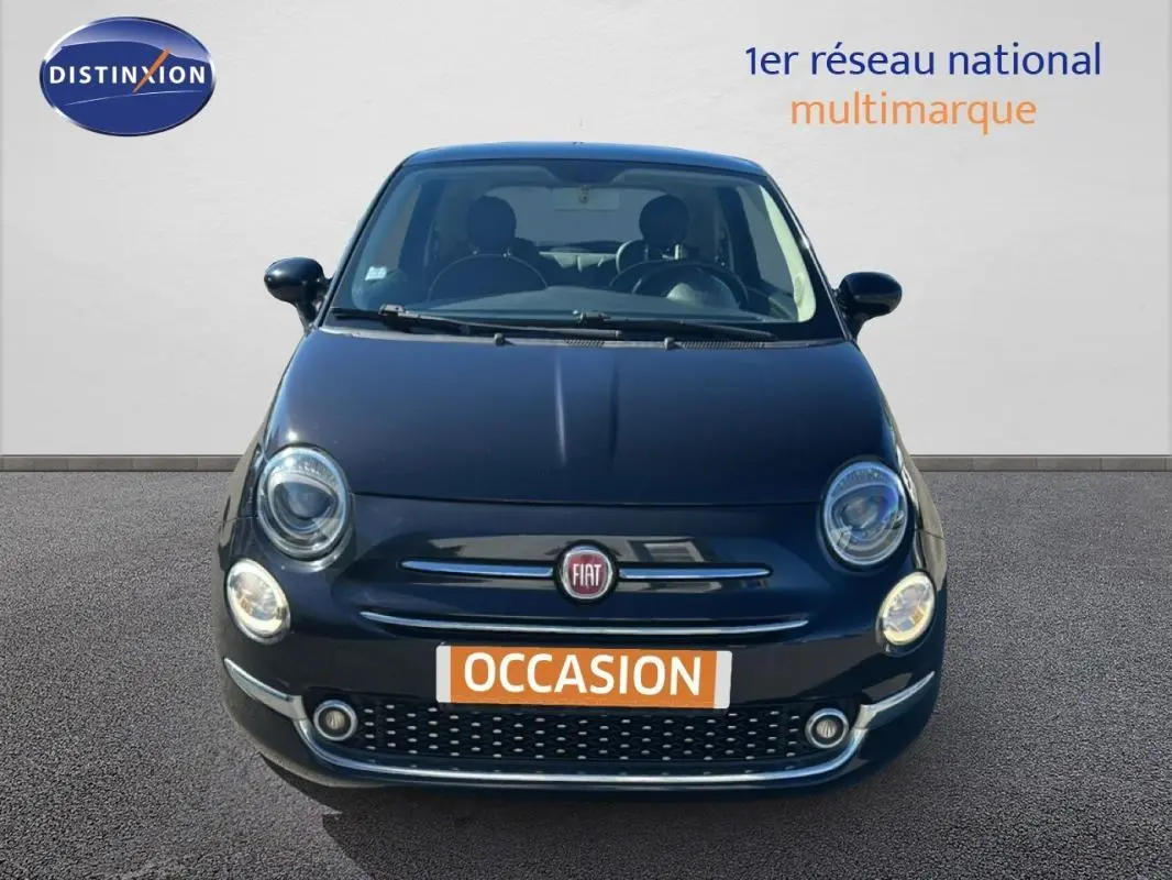 Vue avant d'une Fiat 500 noire Série 4 avec phares ronds et calandre chromée, sur fond neutre.