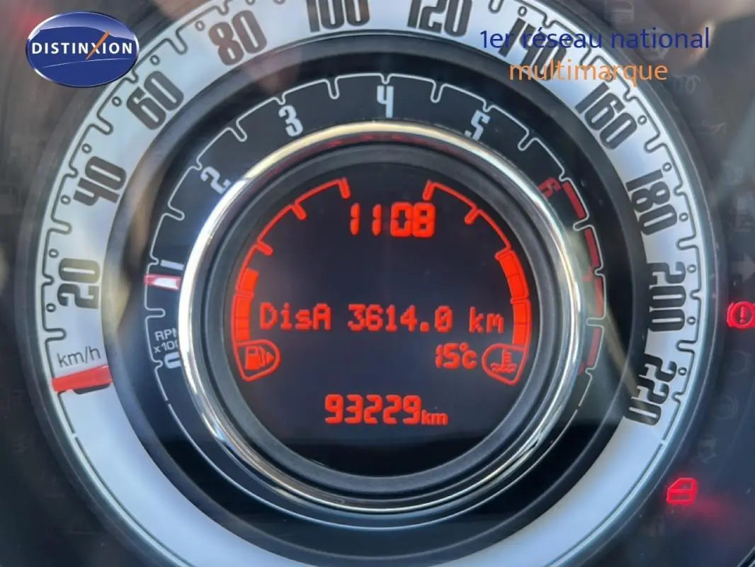 Gros plan sur le compteur central rouge d'une Fiat 500 noire, affichant 93 229 km et température extérieure 15°C.