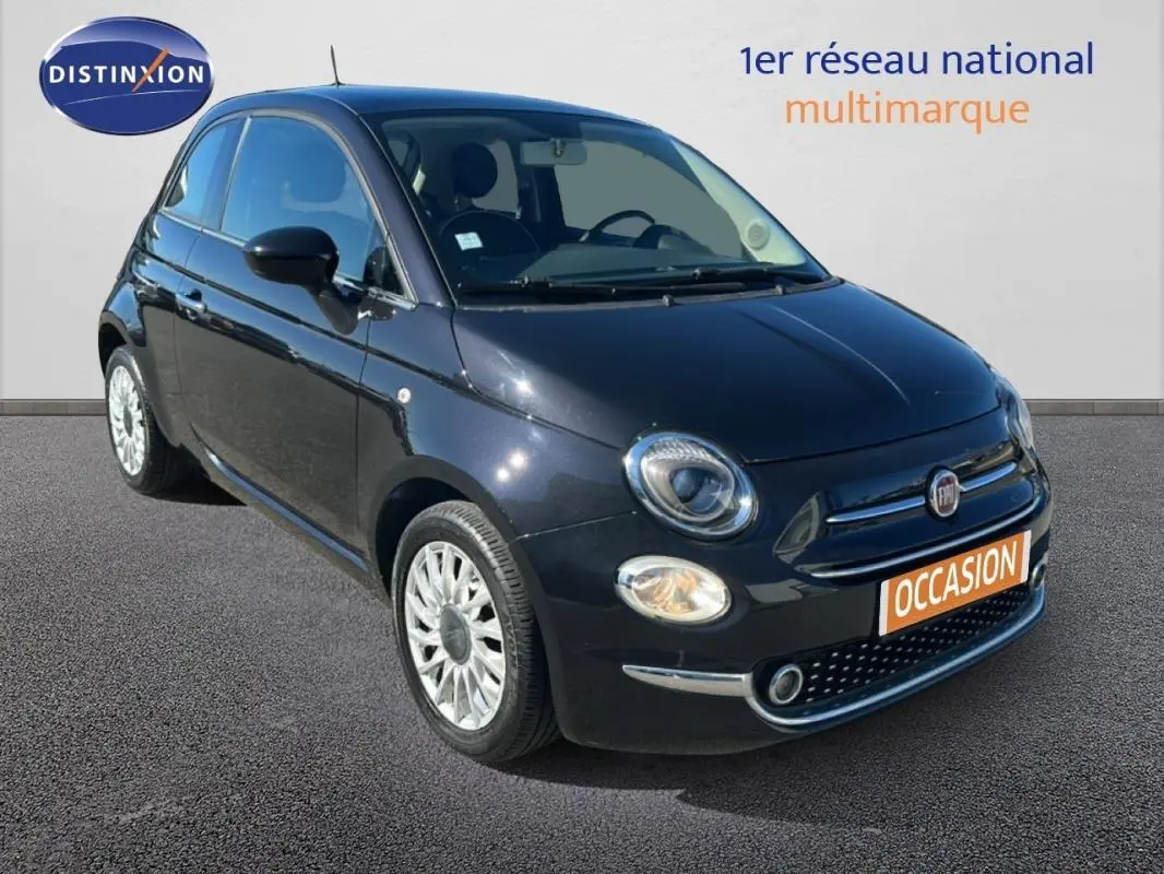 Vue 3/4 avant droite d'une Fiat 500 noire avec jantes alliage et phares ronds caractéristiques.