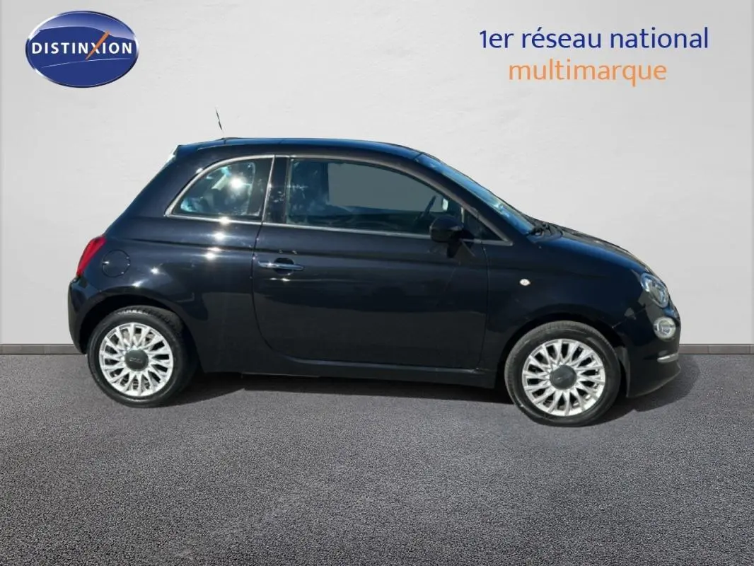Profil droit d'une Fiat 500 noire 2016 avec jantes alliage 15 pouces sur fond clair et sol gris.