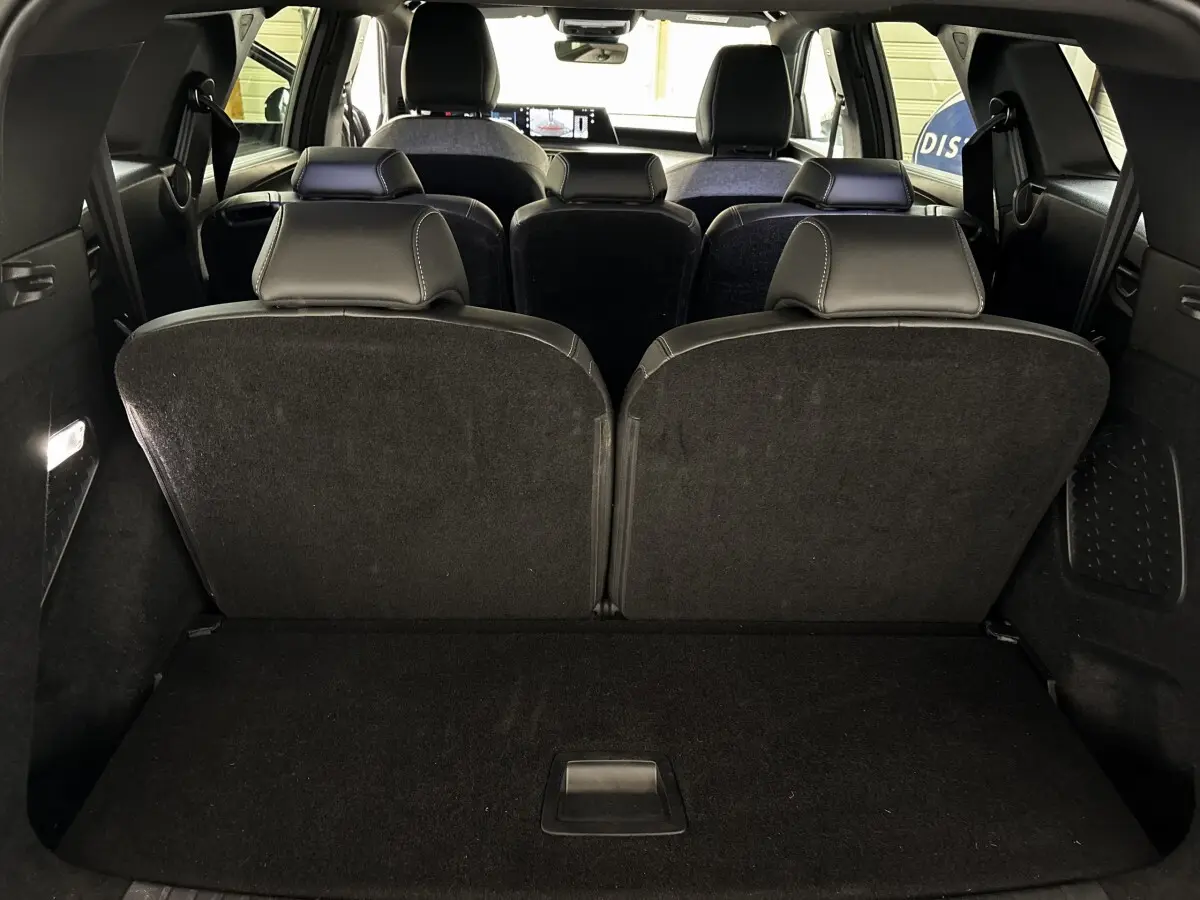 Vue arrière du coffre avec la 3ème rangée de sièges individuels relevés du Peugeot 5008 gris clair 2025.