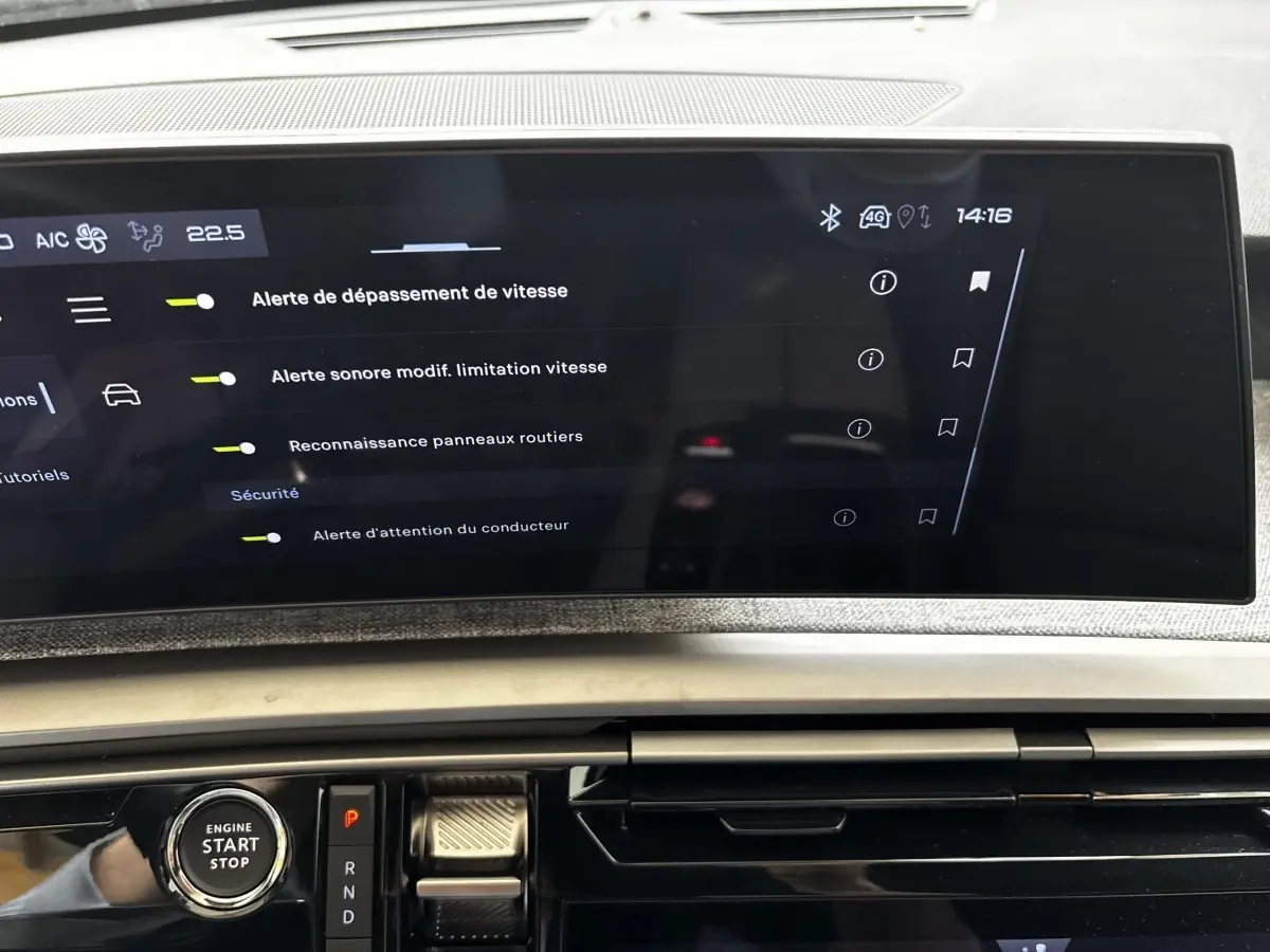 Écran tactile central affichant les alertes de sécurité du tableau de bord du Peugeot 5008 gris clair 2025.