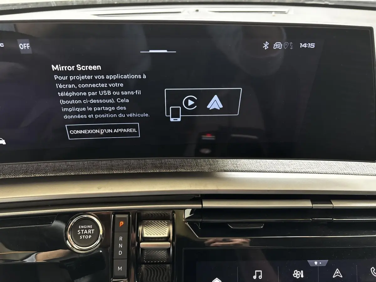 Vue rapprochée du tableau de bord du Peugeot 5008 gris clair, avec écran tactile central et bouton start/stop.