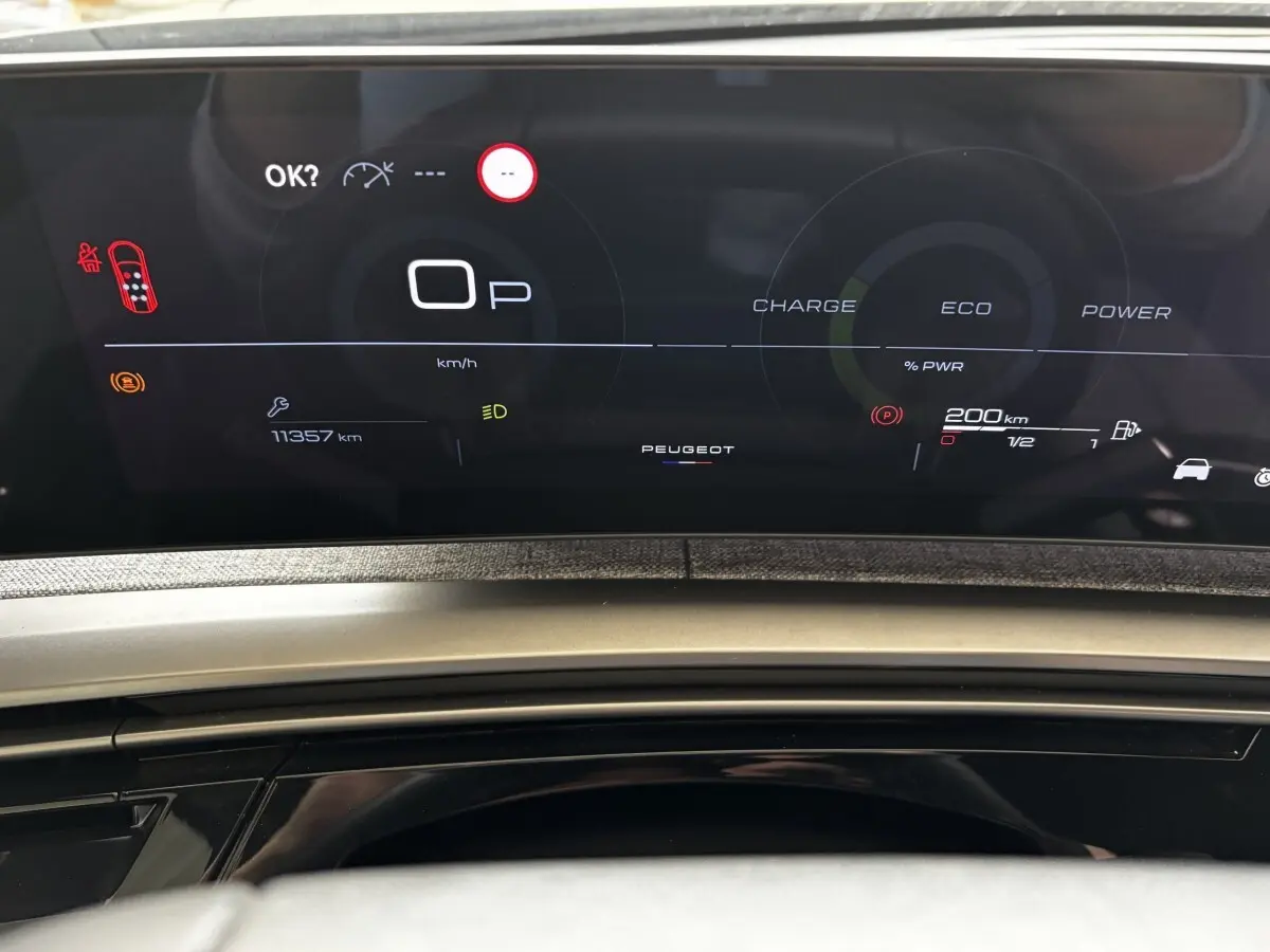 Affichage numérique du tableau de bord Peugeot 5008 hybride 2025, vue frontale sur écran tactile large.