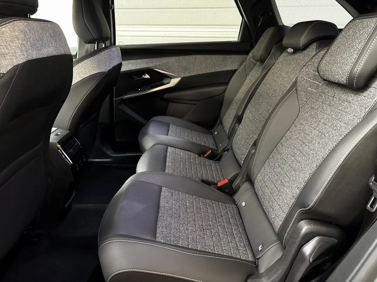 Vue côté droit sur la banquette arrière grise et noire du Peugeot 5008 1.2 Hybrid 136 GT avec habillage tissu et cuir.