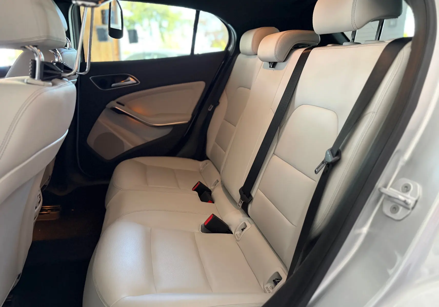 Vue intérieure côté droit des sièges arrière en cuir gris clair d'une Mercedes GLA 200D Business 2015.