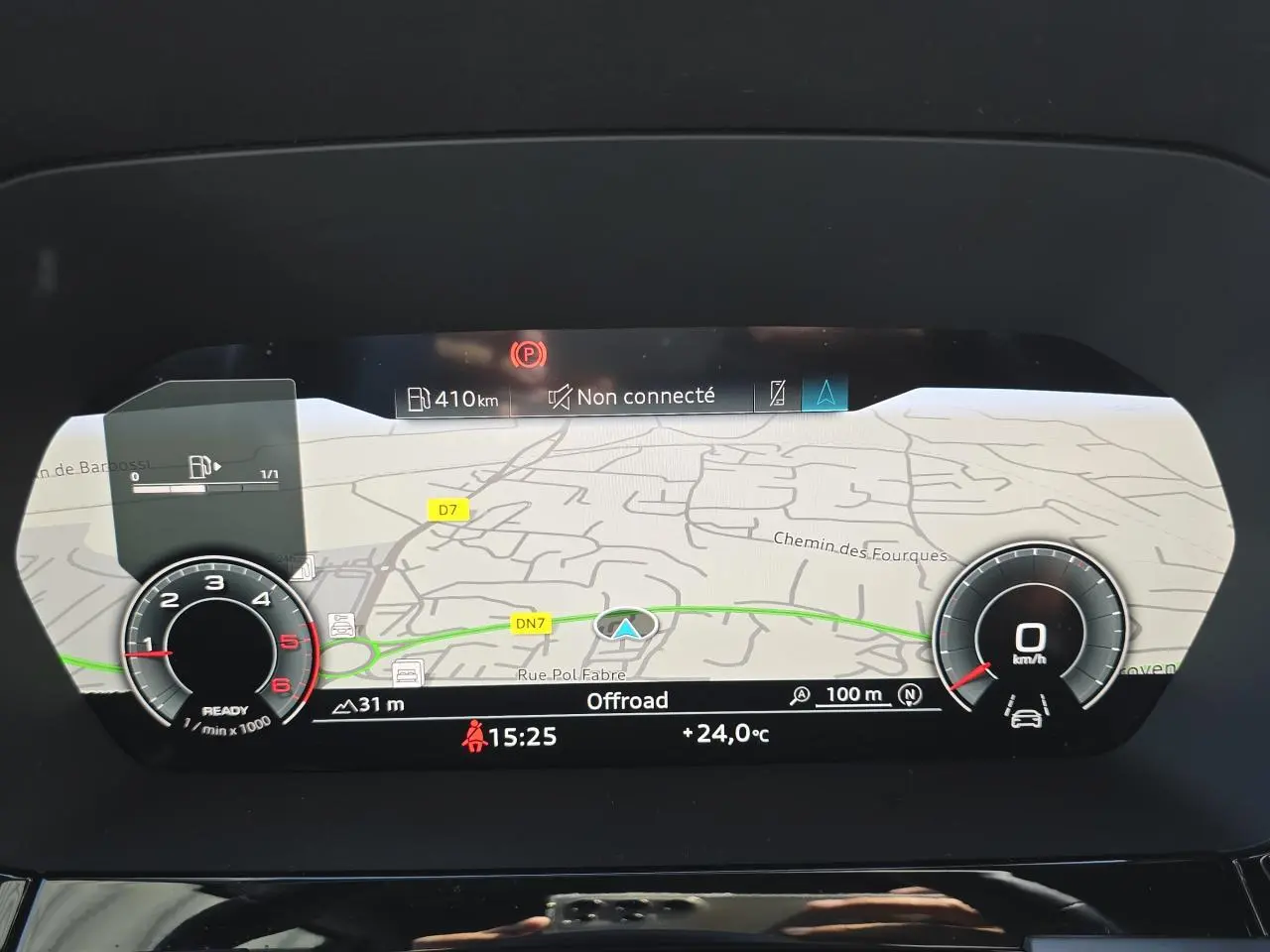 Affichage numérique Audi virtual cockpit montrant navigation GPS et compte-tours, intérieur tableau de bord noir.
