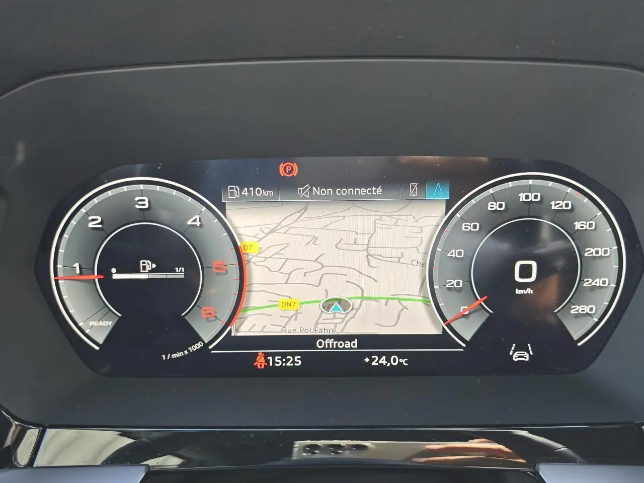 Vue rapprochée du tableau de bord numérique Audi Virtual Cockpit de l'Audi A3 Sportback 2022 avec affichage GPS et compte-tours.