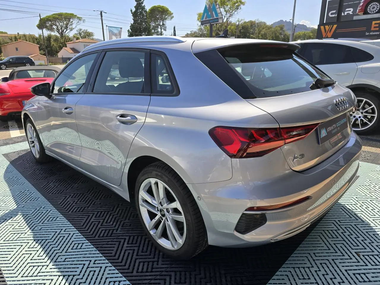 Audi A3 Sportback gris argent fleuret vue 3/4 arrière droit, jantes alliage 17 pouces et feux LED dynamiques.