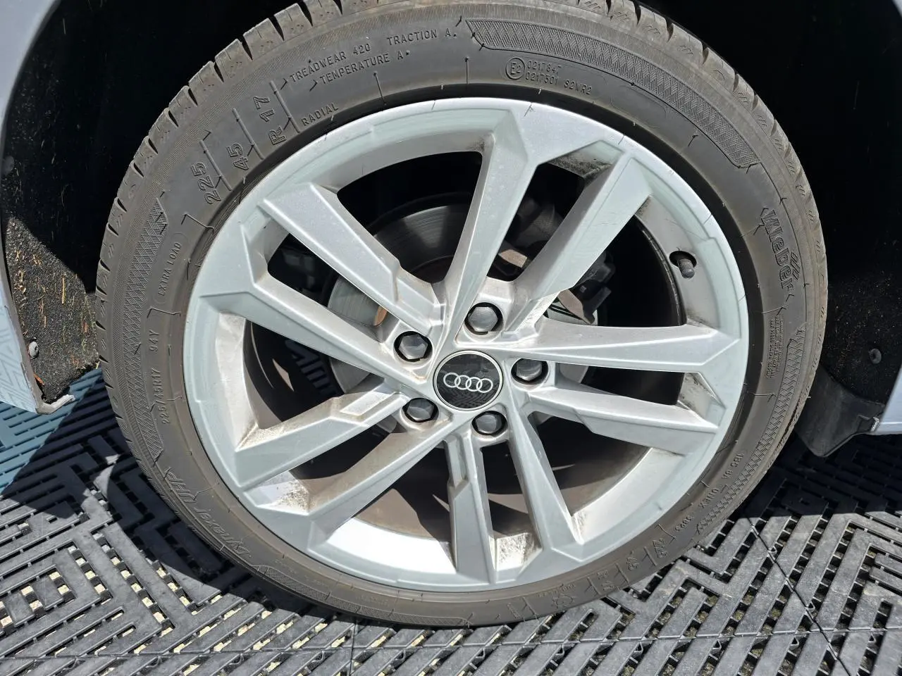 Gros plan sur la jante alliage 17 pouces à 5 branches parallèles de l'Audi A3 Sportback gris argent Fleuret.