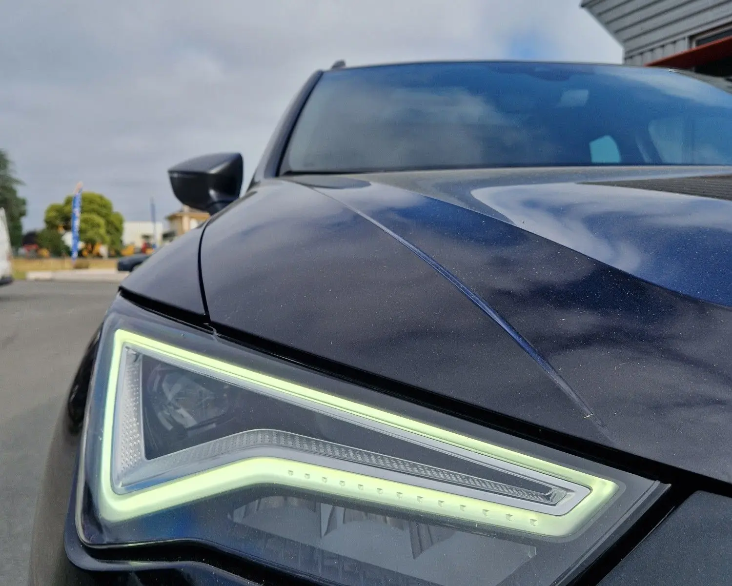 Gros plan sur le phare avant gauche du SEAT Ateca noir 2023, soulignant son design LED distinctif.