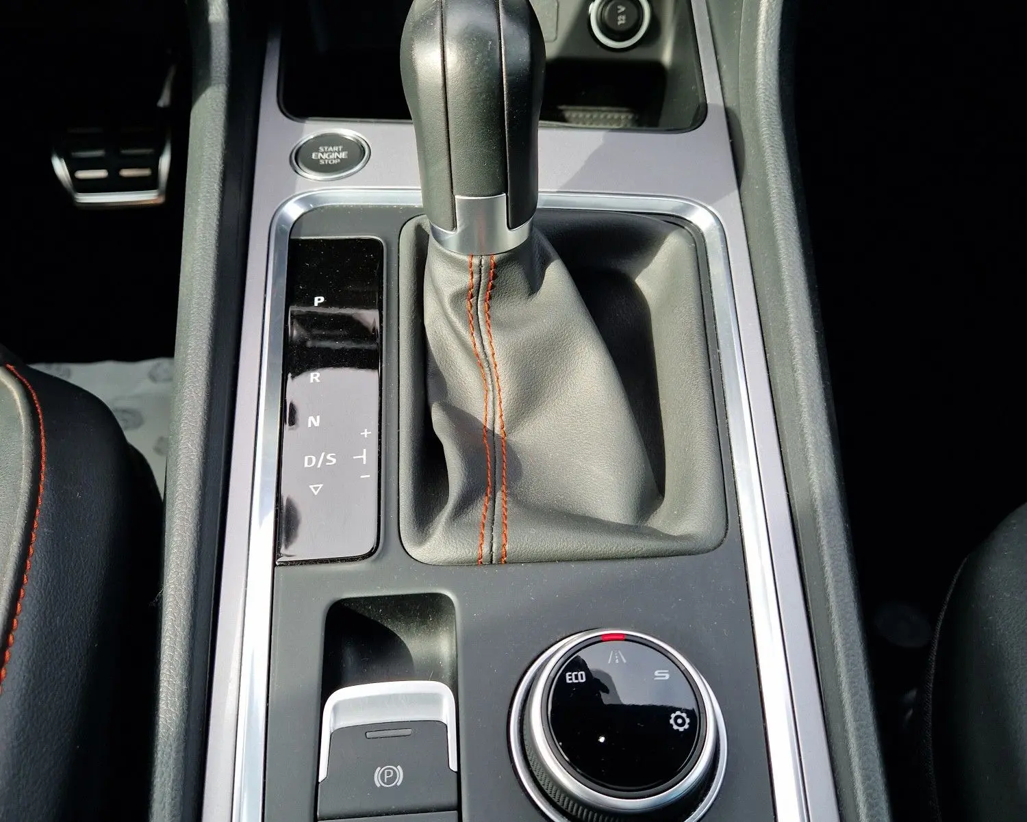 Gros plan sur la console centrale noire du SEAT Ateca 2023, mettant en valeur le levier de vitesse automatique et la molette de mode de conduite.