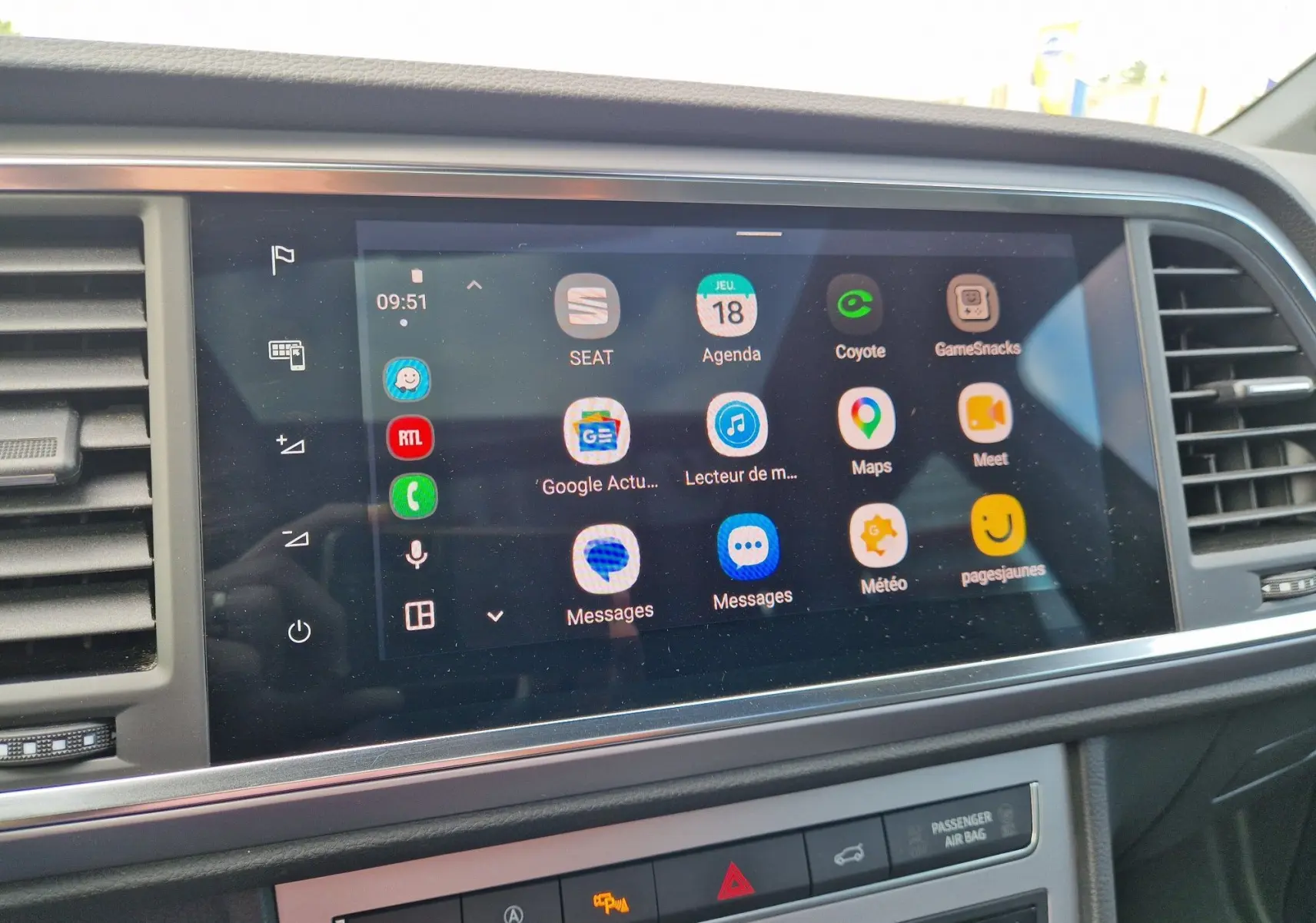 Écran tactile central du tableau de bord du SEAT Ateca 2023 noir, affichant plusieurs applications connectées.