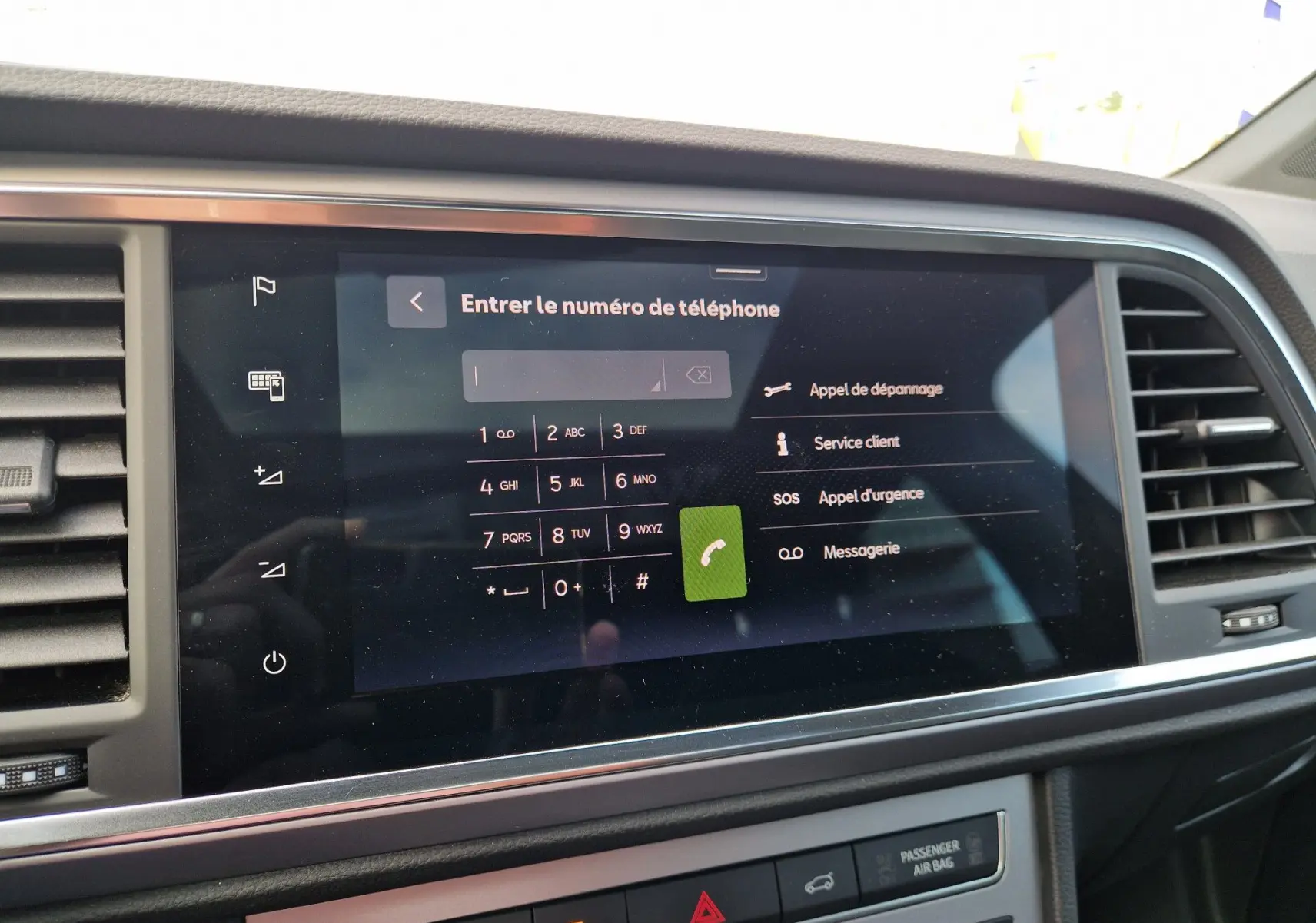 Écran tactile central du tableau de bord numérique du SEAT Ateca 2023 affichant le clavier pour entrer un numéro de téléphone.