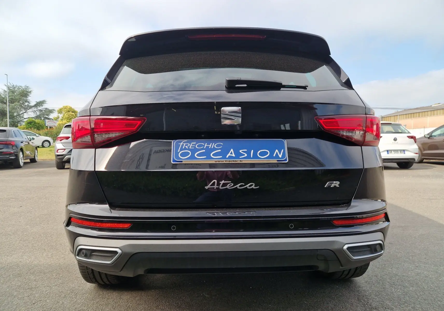 Vue arrière d'un SEAT Ateca noire 2023 avec hayon électrique et feux arrière LED distinctifs.