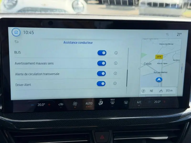Écran tactile intérieur de la Ford Focus 1.5 EcoBlue 2025 affichant les aides à la conduite et la navigation.
