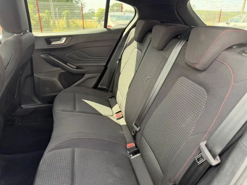 Vue intérieure côté droit des sièges arrière noirs avec surpiqûres rouges de la Ford Focus 1.5 EcoBlue 2025.