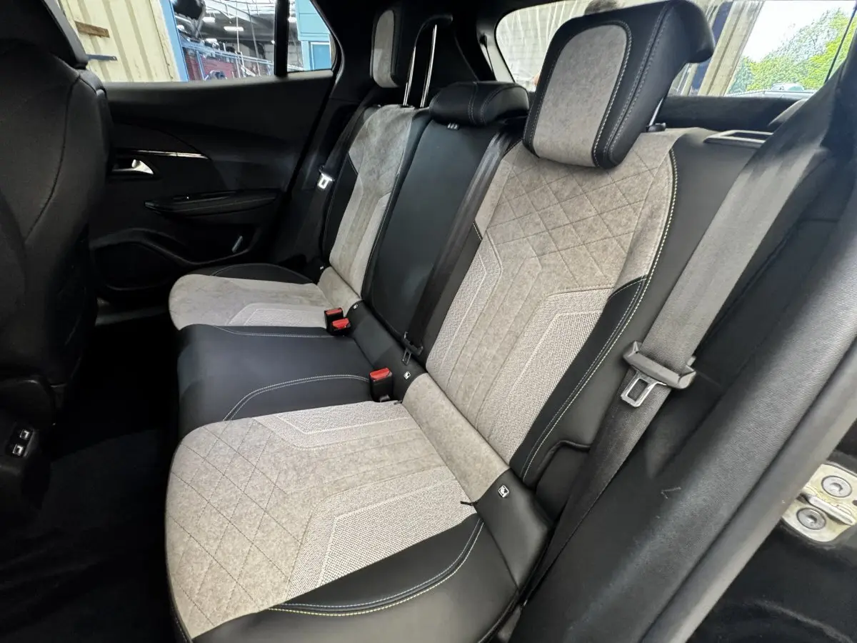 Vue côté droit des sièges arrière bicolores gris clair et noir du Peugeot E-2008 électrique GT Pack 2021.