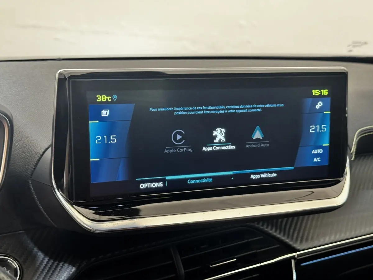 Écran tactile central de 10 pouces du Peugeot E-2008 GT Pack électrique, affichant connectivité Apple CarPlay et Android Auto.