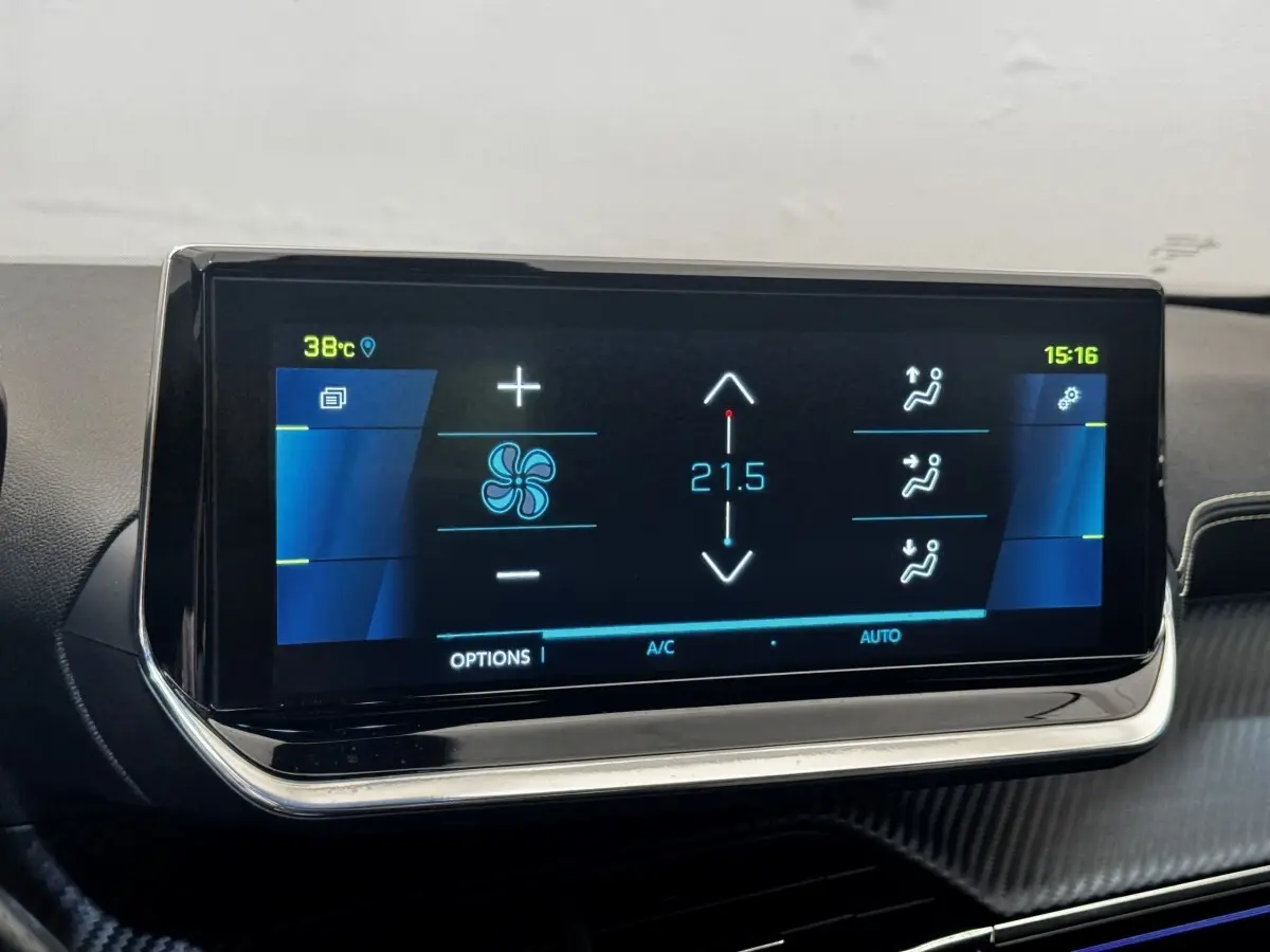 Écran tactile central affichant la climatisation à 21,5°C dans l’habitacle du Peugeot E-2008 GT Pack noir.