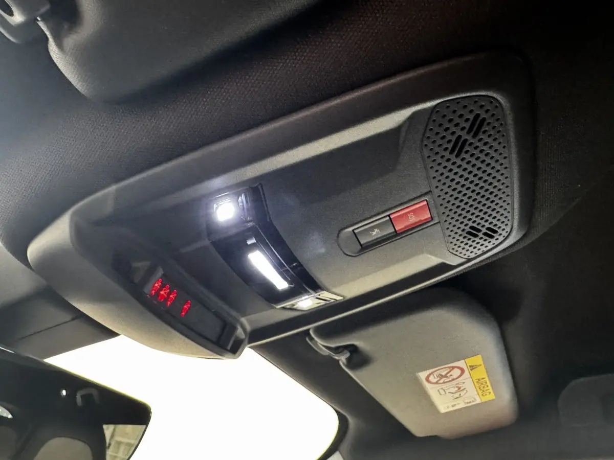 Plafonnier intérieur avec commandes d’éclairage et bouton SOS du Peugeot E-2008 électrique GT Pack noir, vue de dessous.