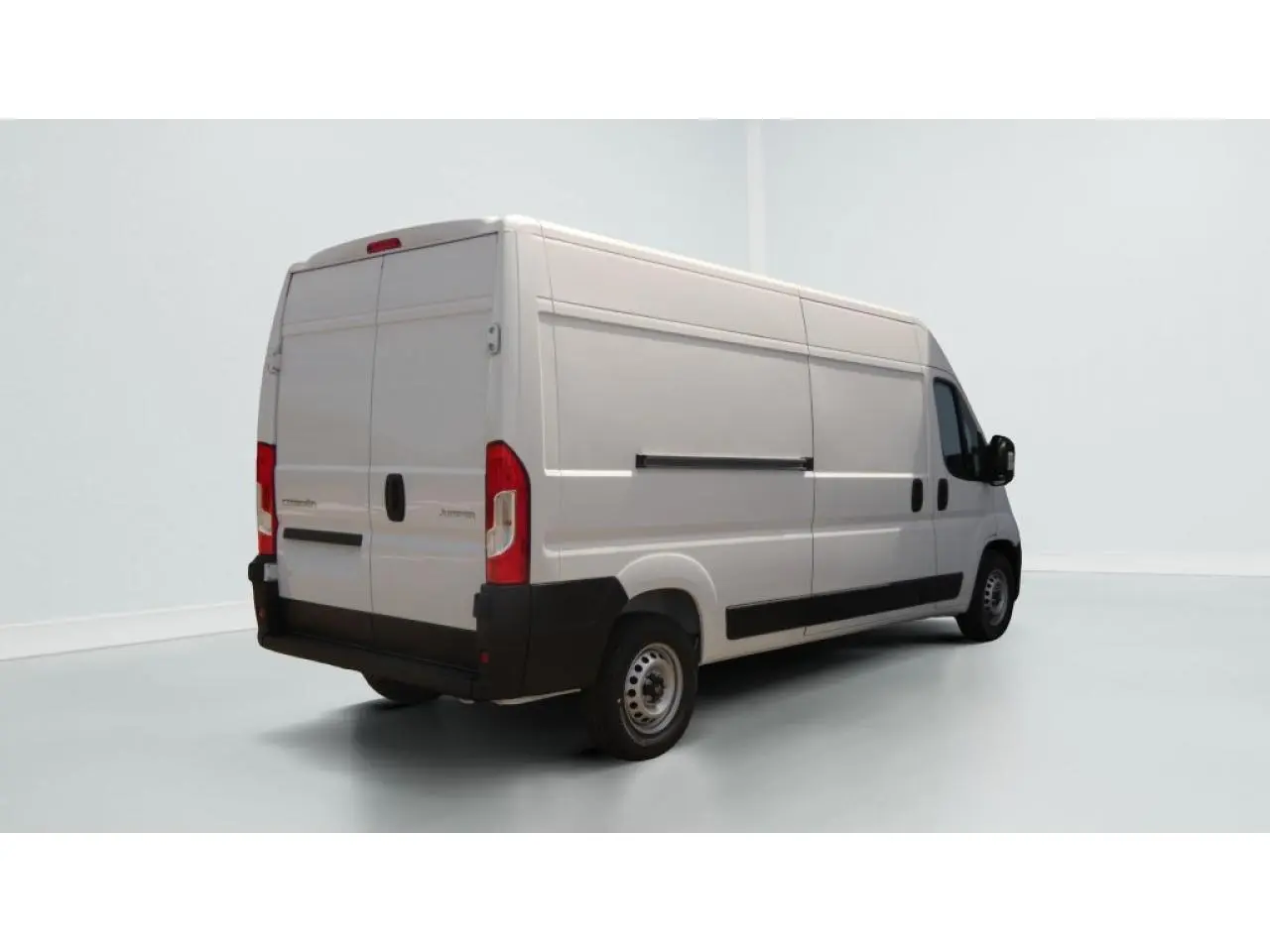 Vue 3/4 arrière droite d'un utilitaire Citroën Jumper blanc avec porte latérale coulissante et hayon arrière fermé.