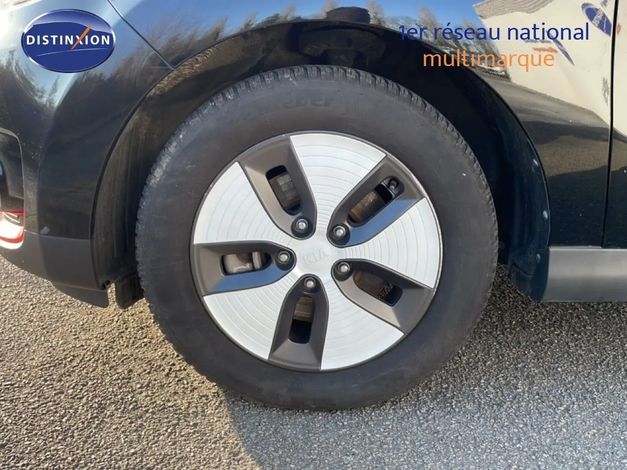 Gros plan sur la roue avant gauche du KIA SOUL EV 2016 noir Shadow Metal avec jante spécifique électrique.