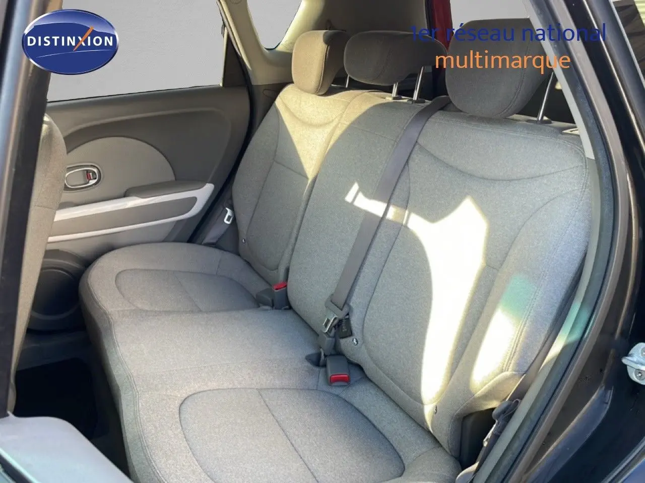 Vue intérieure côté droit des sièges arrière en tissu gris clair du KIA Soul EV électrique noir Shadow Metal.