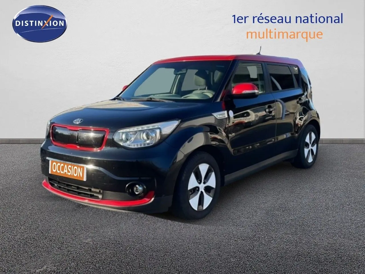 KIA Soul EV électrique noir Shadow Metal avec toit et rétroviseurs rouges, vue 3/4 avant droit.