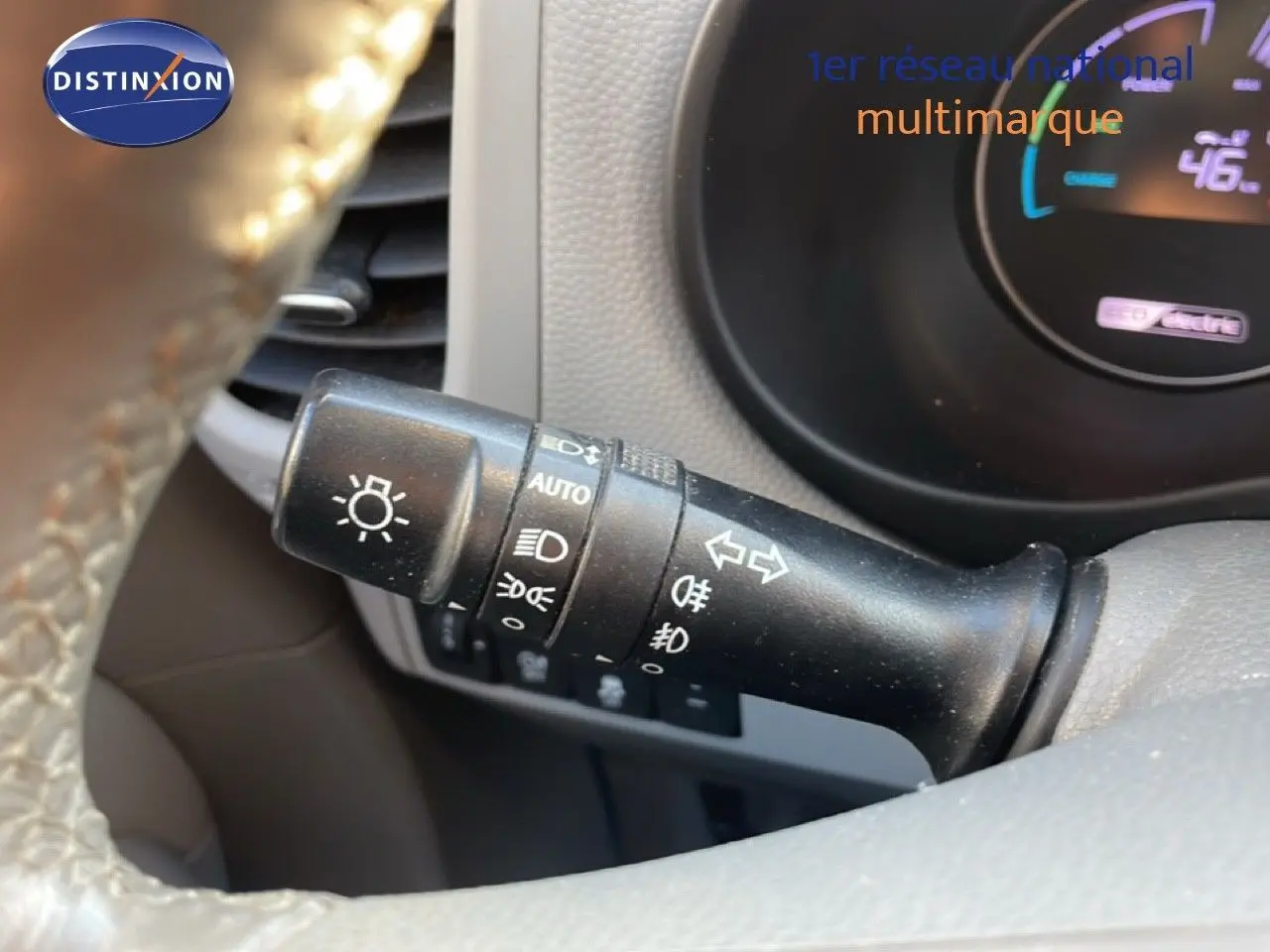 Gros plan sur la commande des phares à gauche du volant dans l’habitacle du Kia Soul EV noir Shadow Metal.
