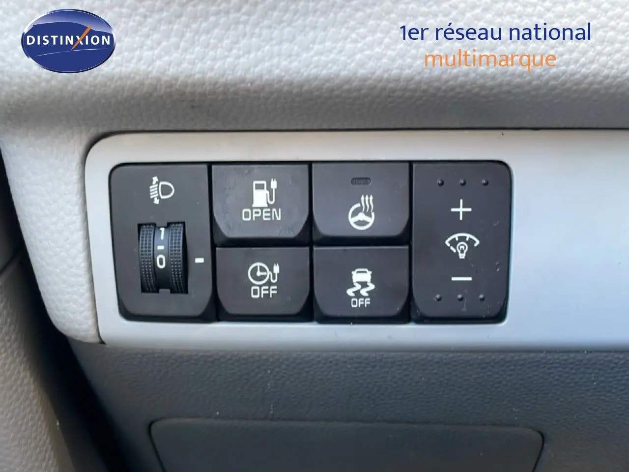 Gros plan sur les commandes intérieures du Kia Soul EV 2016, boutons noirs avec symboles blancs sur tableau de bord gris.