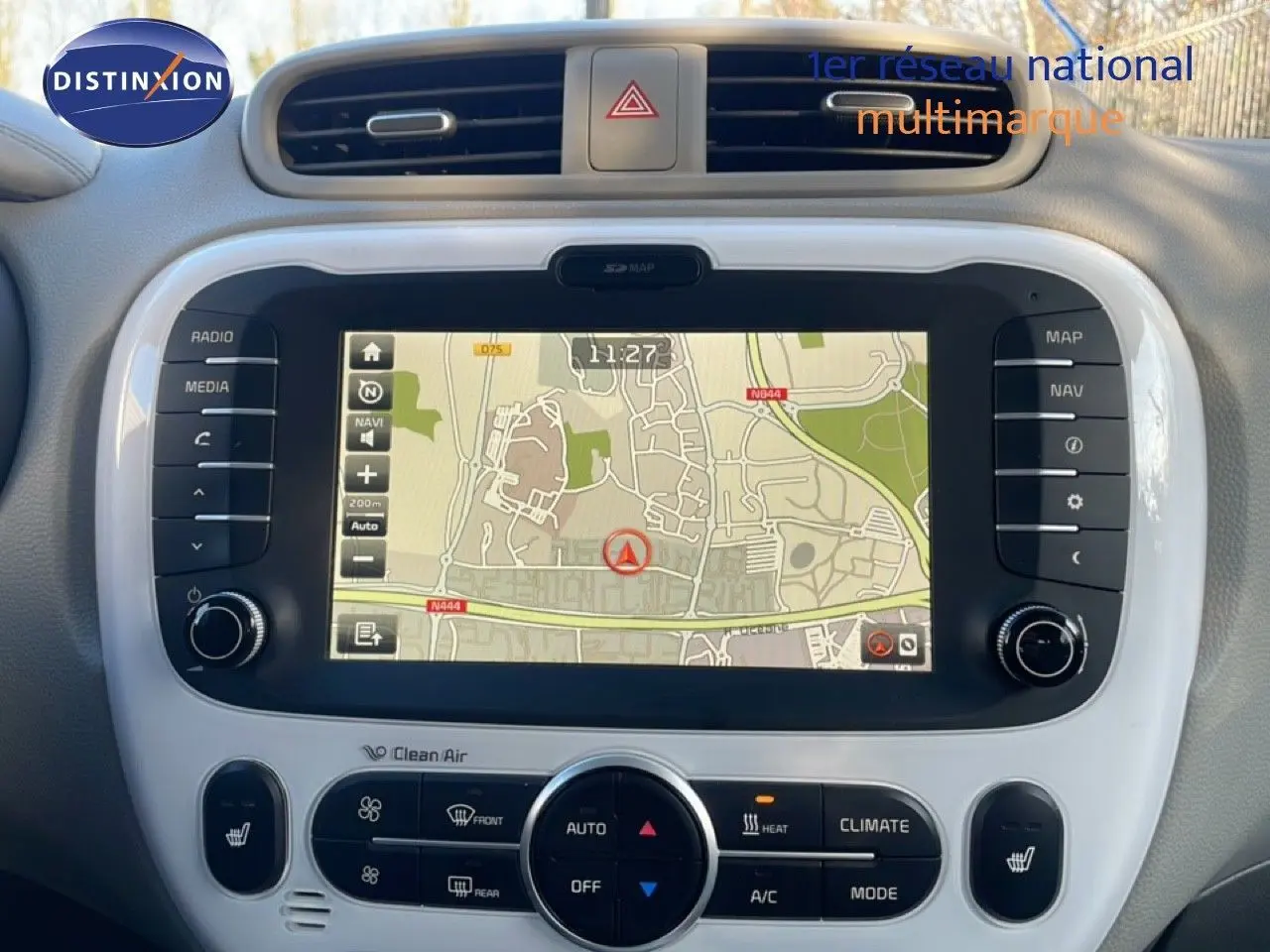 Vue rapprochée du tableau de bord du Kia Soul EV 2016, avec écran tactile de navigation et commandes de climatisation.