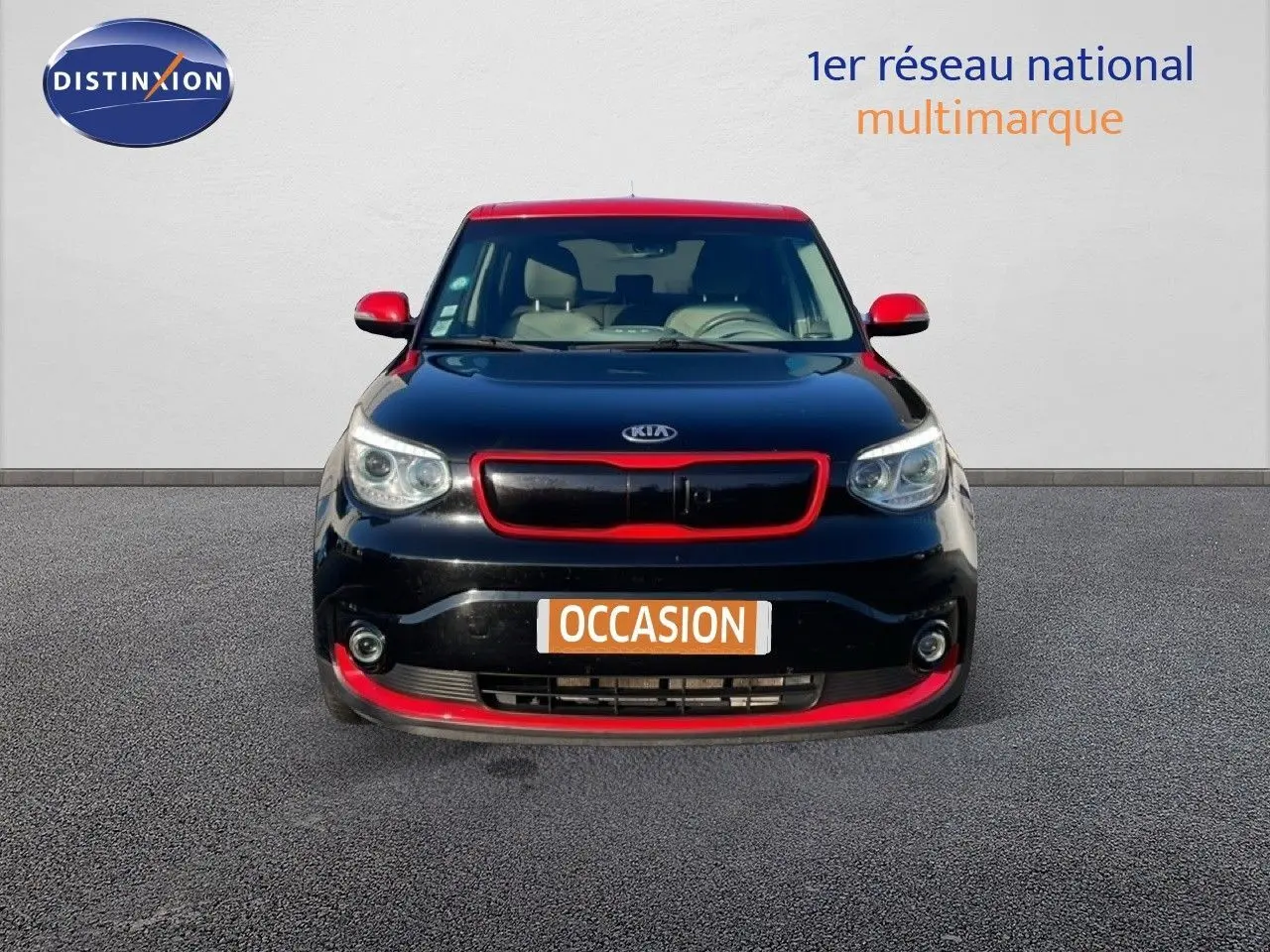 Vue frontale d'une KIA SOUL EV électrique noire avec toit et détails rouges, plaque "OCCASION" visible.