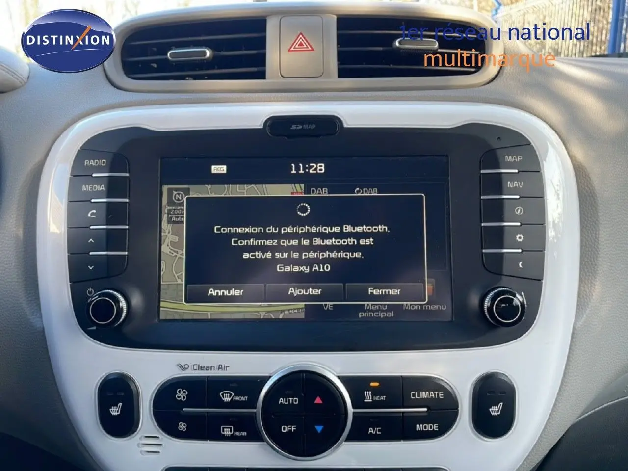 Vue rapprochée du tableau de bord gris clair du Kia Soul EV 2016, avec écran tactile affichant la connexion Bluetooth.