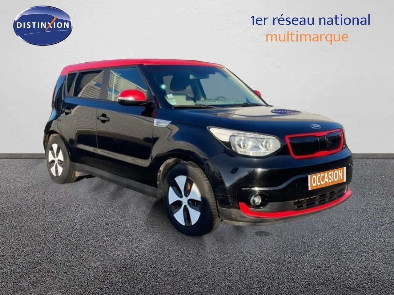 KIA Soul EV électrique 2016 en 3/4 avant droit, noir Shadow Metal avec toit et détails rouges contrastants.